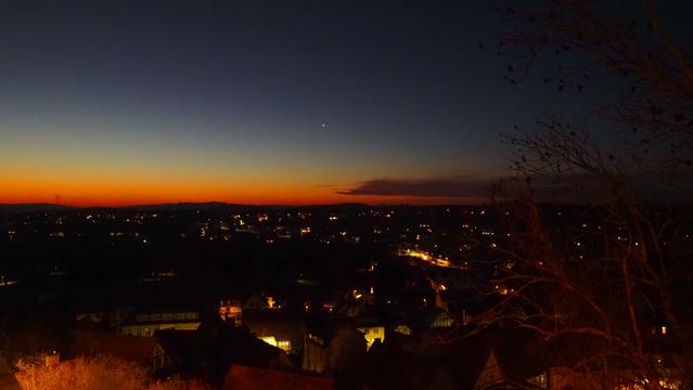 Morgendämmerung über dem diemeltal. Der Himmel hat eine Färbung von Orange über gelb und Himmelblau bis zu einem dunklen fast lila blau. Der Morgenstern leuchtet am Himmel