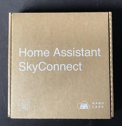 Caja de cartón cerrada donde se puede leer:

Home Assistant
SkyConnect
NA BU
CASA