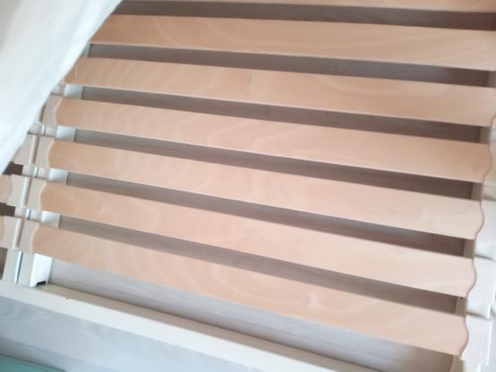 Sommier lattes bois clair, encadrement beige