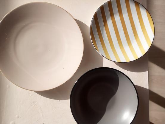 Grande assiette blanc/rose cerclé de doré, petite assiette rayures blanc/doré, assiette creuse gris clair cerclé de gris foncé