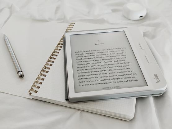 Weißer Ebookreader liegt schräg auf weißem Block auf weißer Decke. Daneben silberfarbener Stift.
Foto: Unsplash, Spencer