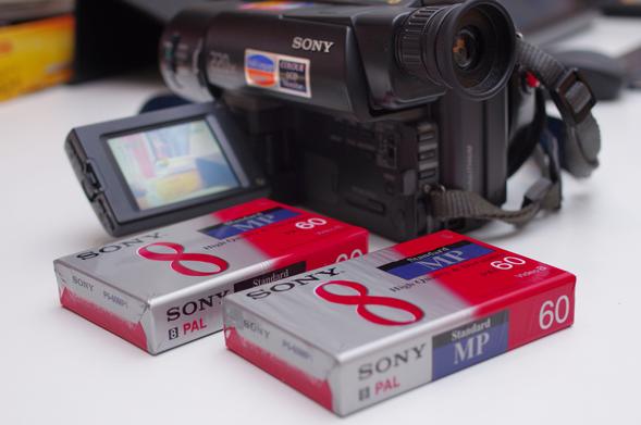 Foto de dos cintas Hi8 junto a mi viejísima videocámara sony de los años 90 funcionando bien.