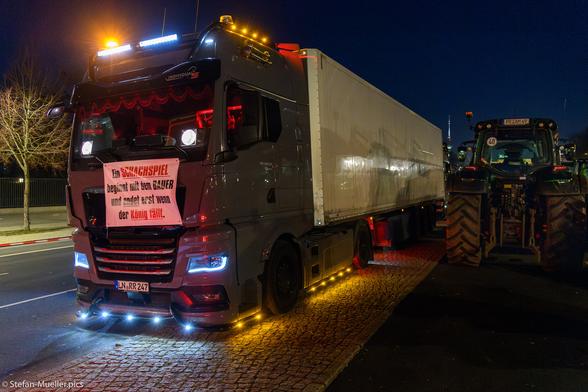 Bauernproteste auf der Straße des 17. Juni. Im Hintergrund der Fernsehturm. Auf dem Plakat am Truck steht: „Ein Schachspiel beginnt mit dem Bauer und endet erst, wenn der König fällt.“. Berlin, 10.01.2024