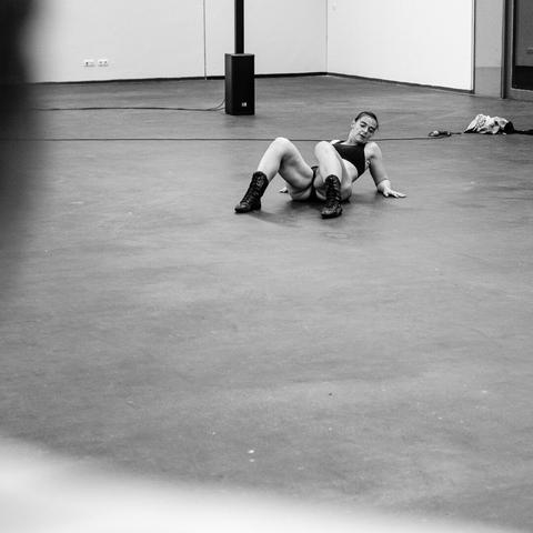 Die Performancekünstlerin Doris Uhlich liegt während ihrer Show in Unterwäsche am Boden der Atterseehalle.