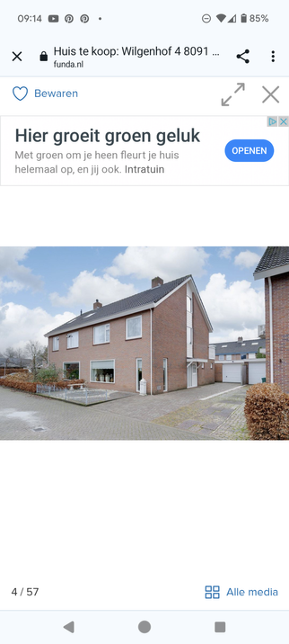Tuin vol tegels met een advertentie van Intratuin met de tekst "Hier groeit groen geluk".