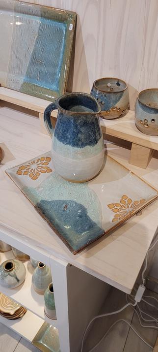 Plateau en gres avec motif de rosaces bleu et son pichet assorti. Ceramiques so Many Moods