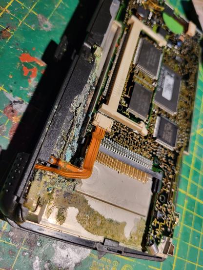 Picture of the guts of a Psion series 5 handheld