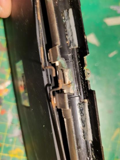 Picture of the very worn hinge of Psion series 5