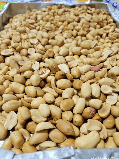 An aluminum tray full of peeled roasted peanuts.

Uma forma de alumínio cheia de amendoim torrado sem pele.