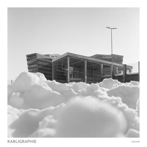 Auf dem Dach des Parkhauses hat man einen feinen Ausblick. Der eine Sonntag, an dem es in Wien Schnee gegeben hat, war der ideale Tag, um vom Dach das Parkhauses aus Aufnahmen von der Umgebung zu machen. Hier z.B. ein Suchbild zum Siemens-Gebäude. Das war meine erste Filmrolle mit dem Ilford HP5, aber ich muss sagen, dass ich mit dem Ergebnis sehr zufrieden bin.