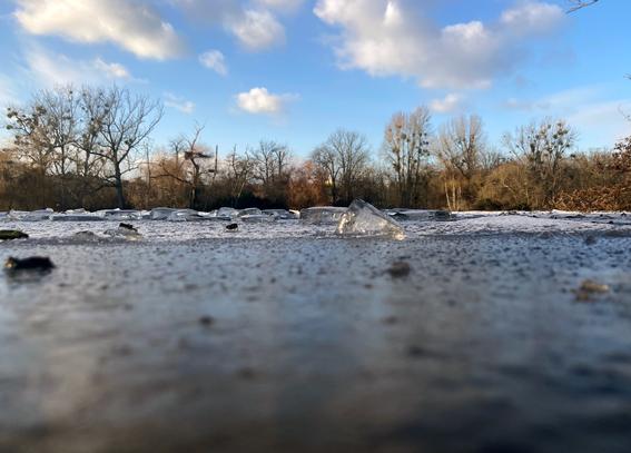 Block über den zugefrorenen Ostparkweiher, auf Höhe der Eisfläche fotografiert
