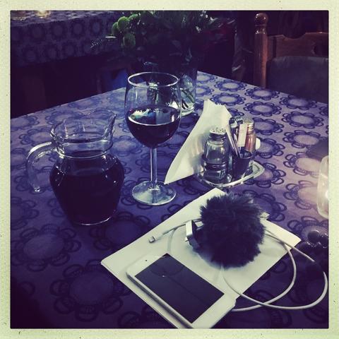 Taverne. Tisch. Podcastbesteck.