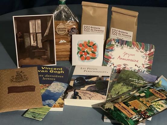 Des livres : « Les dernières lettres » de Vincent Van Gogh, « Les petits personnages » de Marie Sizun et « Histoires » de Marie-Hélène Lafon.
Du thé, des petits gâteaux, du chocolat et de jolies cartes.