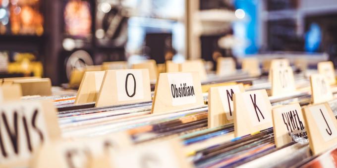 Einige Papierstücke im Register, alphabetisch sortiert.