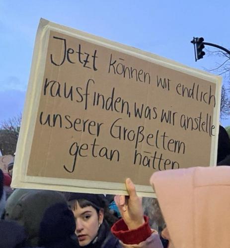 Plakat: Jetzt können wir endlich herausfinden was wir anstelle unserer Groseltern getan hätten