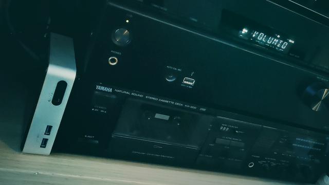 Intel NUC jossa Volumio, yhdistettynä AV-vahvistimeen