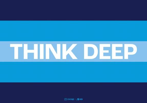 Bandiera a 5 bande verticali di uguale misura.
Quella di mezzo è azzurro chiaro, con scritta bianca THINK DEEP.
La seconda e la quarta sono colore azzurro più intenso.
La prima e la quinta sono di colore blu scuro.