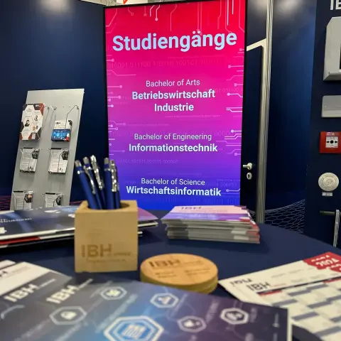 Messestand IBH IT-Service GmbH mit angebotenen Studiengängen