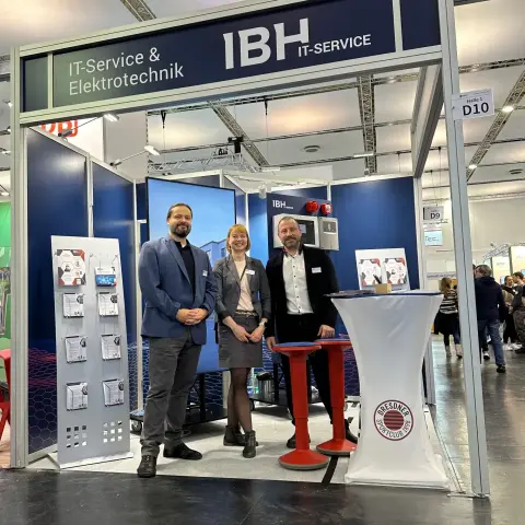 Messestand von IBH IT-Service GmbH und unsere Ansprechpartner in den Bereichen IT, Physische Infrastrukturen und Personal.