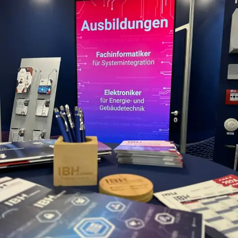 Messtand von IBH IT-Service GmbH mit Werbemitteln und unseren angebotenen Ausbildungsberufen