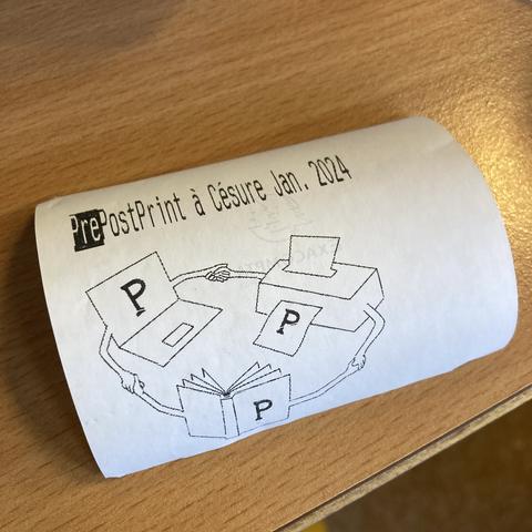 Étiquette thermique imprimée lors du workshop PrePostPrint organisé à Césure, à Paris en janvier 2024.