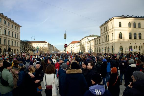 Blick vom Odeonsplatz zum Siegestor. Alles voller Menschen gegen Rechts.