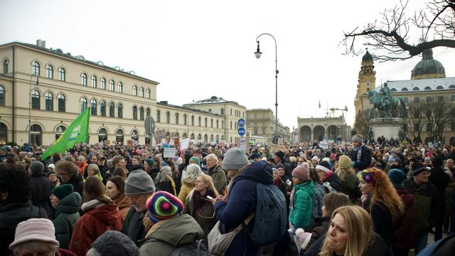 Blick zurück auf Odeonsplatz. Alles voller Menschen gegen Rechts.