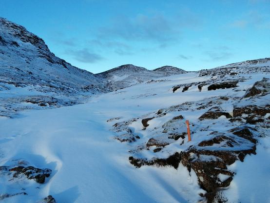 Départ de la randonnée. Le sentier, balisé par des poteaux oranges, est sous 30-40 cm de neige.