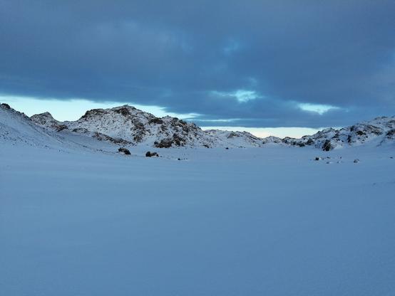 La "plaine" qui jouxte l'Arnarvatn (situé derrière moi). C'est une zone hors sentier assez facile à franchir car pas de crevasse/fossé surprise. En été, c'est un secteur très prisé des quads et autre engins tout-terrain.