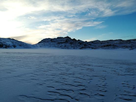 Sur l'Arnarvatn gelé avec des plaques plus épaisses par endroits et le tout recouvert de quelques congères