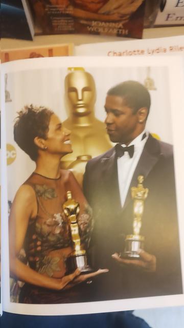 Halle Berry and Denzel Washington with their Oscar statuettes