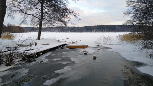 Unusual amounts of ice at Rotebro Båtklubb where Edsån begins. The ice is all covered in snow.