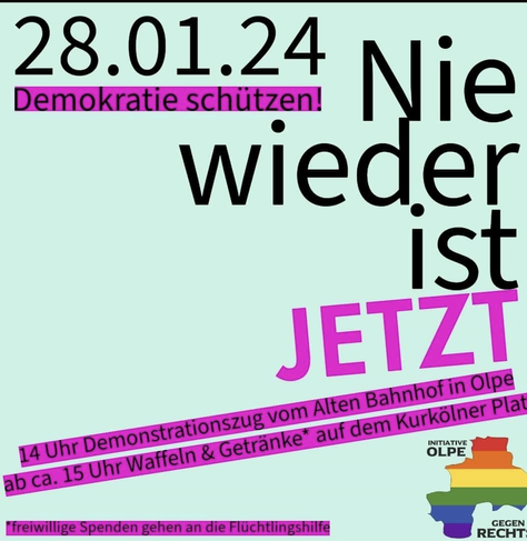 Das Bild zeigt ein Plakat mit einer Mischung aus lila, pinken und schwarzen Textelementen auf einem hellblauen Hintergrund. Oben steht das Datum "28.01.24" in Lila und darunter in Pink "Demokratie schützen!". Ein großer schwarzer Text, der durch das Plakat läuft, lautet "Nie wieder ist JETZT". Weitere Informationen sind in Schwarz und Pink, darunter die Uhrzeit "14 Uhr" für einen Demonstrationszug vom Alten Bahnhof in Olpe und "ab ca. 15 Uhr Waffeln & Getränke" auf dem Kölner Platz. Unten im Plakat steht, dass freiwillige Spenden an die Flüchtlingshilfe gehen, neben den Logos "INITIATIVE OLPE" und "GEGEN RECHTS". [KI generiert]