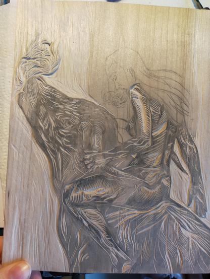 Plaque de bois en cours de gravure : femme nue chevauchant un taureau.