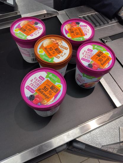 5 purkkia Lidlin vegaaniteemaviikon jäätelöä aletarroilla liikuhihnalla.