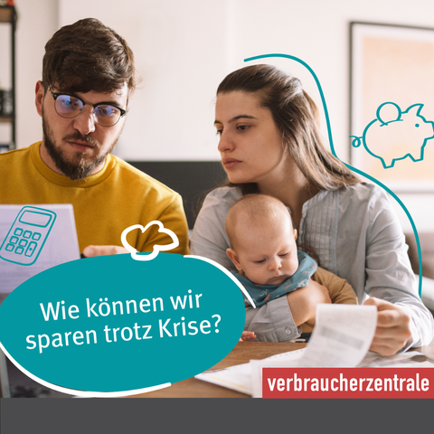 Bild zeigt eine Paar mit Baby auf einer grauen Couch. Die Eltern sehen sich Rechnungen an. In einer Denkblase die Aufschrift: Wie können wir sparen trotz Krise?