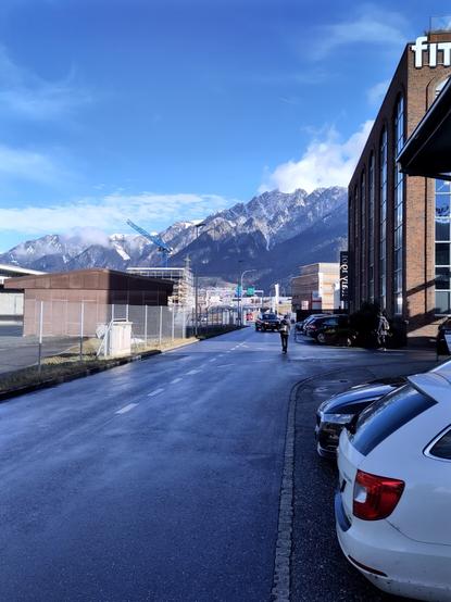 Foto. Strasse ohne Trottoir.