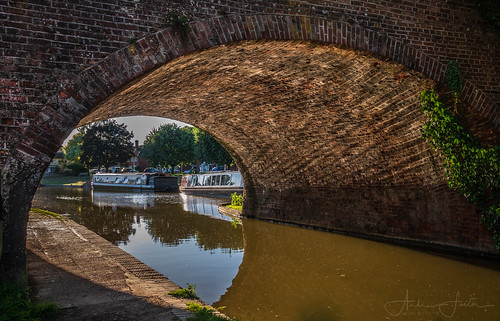 A photo titled "Evening Walk Along Hungerford Towpath", taken near Hungerford Wharf by AppleTV.1488 on Flickr.