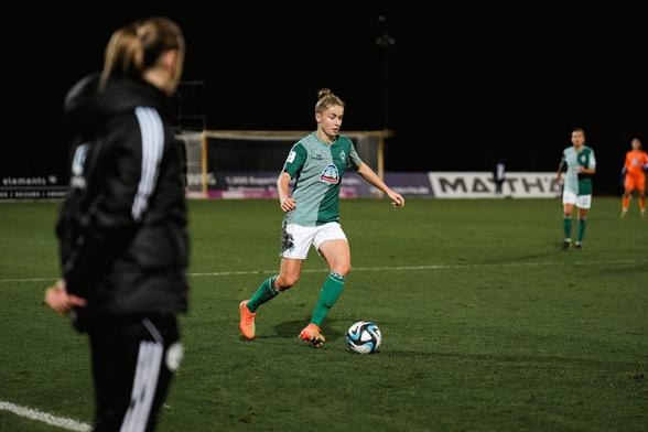 Michelle Ulbrich während eines Heimspiels auf Platz 11 mit dem Ball am Fuß.