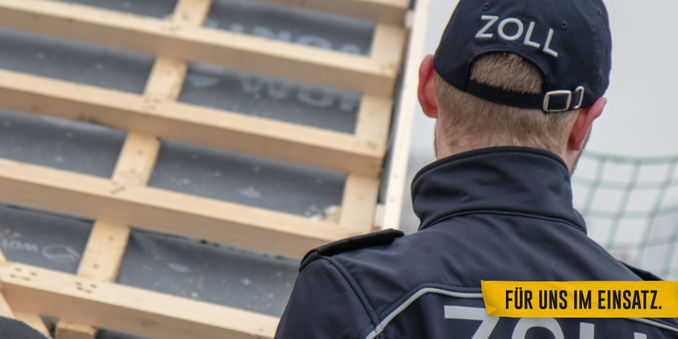 Ein Zöllner steht vor einem Bauobjekt. Man sieht die Vorbereitungen für die Dachdeckungen. Symbolbild.