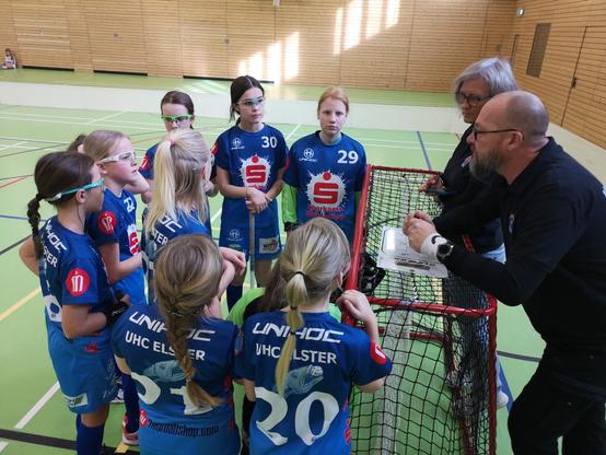 Teambesprechung vor dem Floorball Spiel der U13 weiblich in Jena