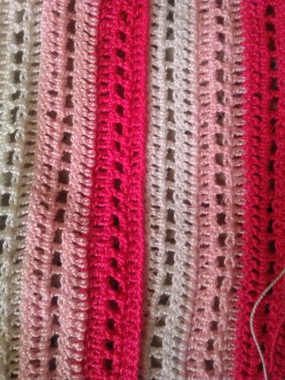 Columnas tejidas a crochet
Opción 1:  Blanco>rosado>fucsia>blanco >rosado>fucsia

Crochet rows
Option 1: White>pink>fuchsia>white>pink>fuchsia