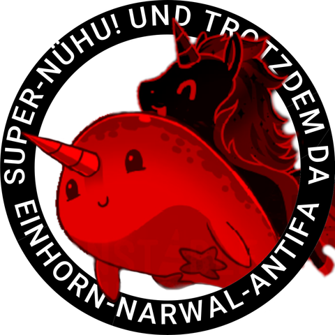 Ein roter freundlicher Narwal und ein schwarzes freundliches Einhorn. Darum der Text "Super-Nühü! und trotzdem da – Einhorn-Narwal-Antifa"