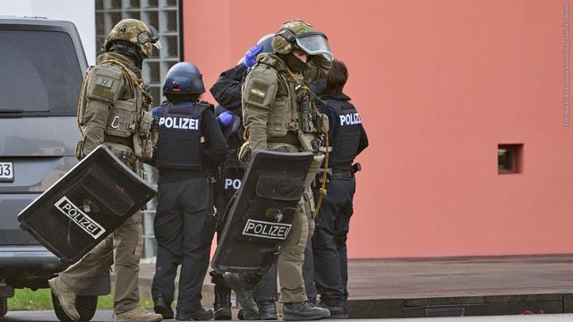 Einsatzkräfte der Polizei und des SEK stehen zusammen. (Foto: dpa Bildfunk, picture alliance/dpa | Sascha Ditscher)