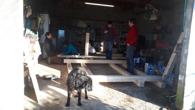 Sous le garage on a dessiné le plan (on dit l'épure) au sol, puis on dispose les pièces de bois sur l'épure, avant de pouvoir dessiner les assemblages.