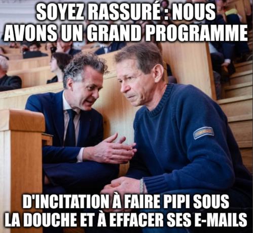 meme montrant le ministre Béchu parler, avec l'air d'expliquer quelque chose de capital avec conviction, à un Jancovici au regard dans le vide, comme dépité. La tenue décalée entre les deux personnages (costume pour le ministre, jean et pull pour l'ingénieur), ainsi que le regard et l'expression de Jancovici suggèrent un fossé entre les deux hommes.
texte : « Soyez rassuré : nous avons un grand programme d'incitation à faire pipi sous la douche et à effacer ses e-mails »