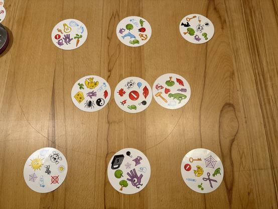 Eine Pappos-Konfiguration mit Dobble gelegt