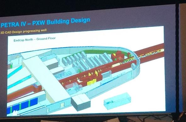 Die Folie zeigt das Design des PETRA IV - PXW Gebäudes, dargestellt durch ein 3D-CAD-Modell. Es wird hervorgehoben, dass das Design gut voranschreitet. Spezifisch wird der "Endcap North - Ground Floor" gezeigt, was auf die nordseitige Endkappe im Erdgeschoss hinweist. Das Gebäude scheint eine längliche Struktur zu sein, was konsistent mit dem Entwurf einer Experimentierhalle von etwa 650 Metern Länge ist.