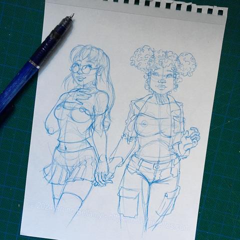 Photo de la première ébauche à la mine bleue, sur une page de mon carnet à spirale, de deux bellaminettes se tenant tendrement la main. Une, plutôt fine, a des cheveux longs, des lunettes, un crop top dont une bretelle lui tombe sur l'épaule, une minijupe plissée, et de longues chaussettes remontant jusqu'à mi-cuisse. L'autre, de morphologie un peu plus ronde, a des cheveux bouclés, coiffés en "double bun", une petite veste courte, par-dessus un T-shirt moulant, et un pantalon baggy…