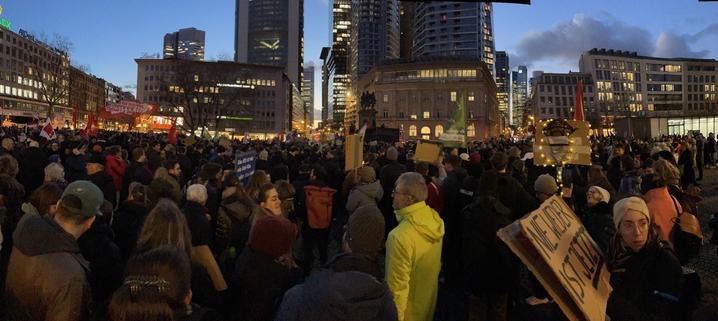 Panoramabild einer Menschenmenge am Abend